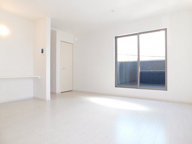 名古屋市中川区尾頭橋２丁目の新築一戸建の居間・リビング|◇２階リビング◇　　南面を含む２面採光で明るいリビング１６．３帖　スタディカウンター併設で居心地の良いＬＤＫ♪