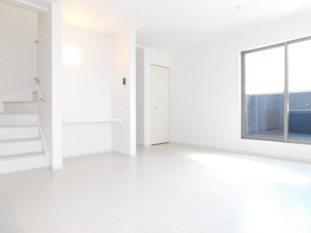 名古屋市中川区尾頭橋２丁目の新築一戸建の居間・リビング|◇２階リビング◇　　南面を含む２面採光で明るいリビング１６．３帖　スタディカウンター併設で居心地の良いＬＤＫ♪