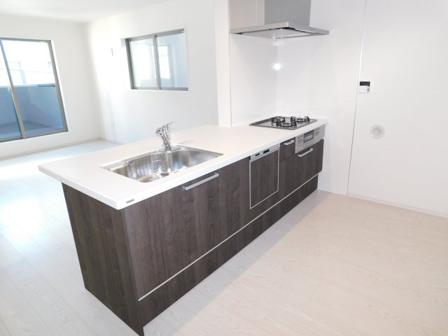 名古屋市中川区尾頭橋２丁目の新築一戸建のキッチン|◇キッチン◇　　人気の対面式・人造大理石フラットキッチン・食洗機・浄水器一体型水栓・静音仕様シンク・薄型換気扇・Ｓｉセンサーコンロ（３口）・床下収納庫