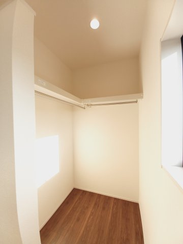 ひたちなか船窪　第3の収納|7帖洋室にウォークインクローゼットがあるお部屋♪バルコニーに面したお部屋は照明を点ける時間が少なくて済むので省エネに繋がります。（同施工物件写真）