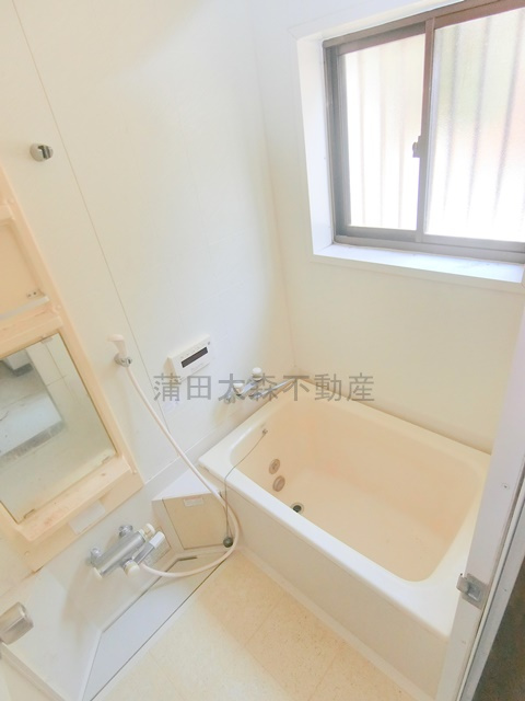 南馬込3丁目戸建ての浴室|窓と追焚付きのお風呂