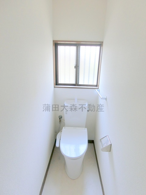 南馬込3丁目戸建てのトイレ|1階窓と温水洗浄便座付きのトイレ