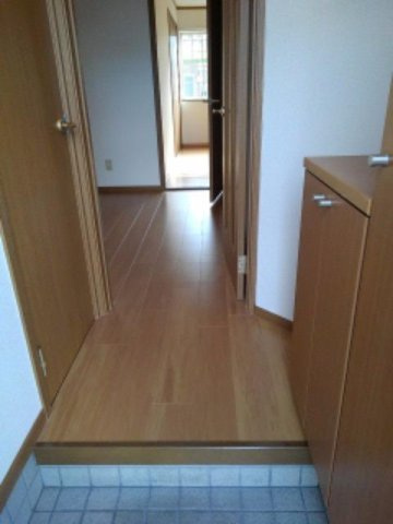 宇部市大字妻崎開作のアパートの玄関
