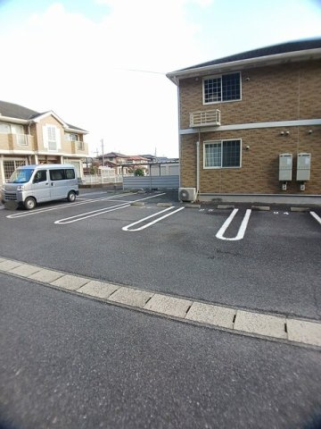 グリーンヒルズ　カーサＣの駐車場