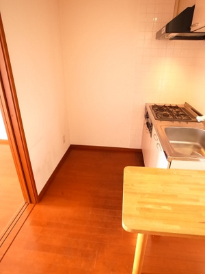 【居間・リビング】 | ハイブリッジビル | キッチンもこれだけ広いとお料理しやすいですね♪