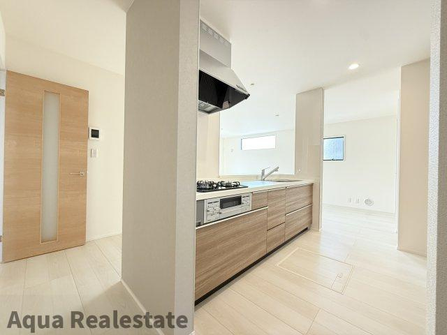 リーブルガーデン高松市香川町川東上第二のキッチン|リビングでのひとときが、心に残る物語。温もりと笑顔が溢れ、家族の絆が育まれる場所。感動の毎日を共に。