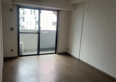 【洋室】 | ライオンズマンション相模原第７ | 洋室のメリットは重い家具が置きやすく、身の回りが整理しやすいことです。 床がフローリングのため畳とは異なり凹みにくいです。 クローゼットなど収納が豊富で、普段使わない旅行カバンや服の整頓も簡単にです。