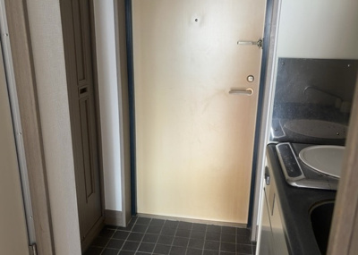 【玄関】 | ライオンズマンション相模原第７ | 玄関は家の顔でもあり、家族以外の目にも止まる場所です。玄関は外との間を仕切る扉、靴などをしまっておく収納スペース、靴脱ぎのたたきスペース、来客とのやり取りをするドアホンなど複数のアイテムからなります。