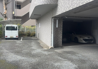 【駐車場】 | ライオンズマンション相模原第７ | 車一台あたりに必要なスペースは、標準サイズの普通自動車で横幅2m50cm、長さ5mは必要になります。ただし、乗降のことも考慮して横幅3m30cm、長さ5m50cmほどは確保できるところを選びましょう。