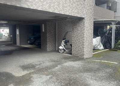 【駐車場】 | ライオンズマンション相模原第７ | 駐車場と明記されていても、最小スペースでつくられた駐車場だと大型車は駐車できなかったり、出入りしにくくなったりする可能性があります。お車のサイズと購入したい物件の駐車場のサイズを現地で確認しましょう。