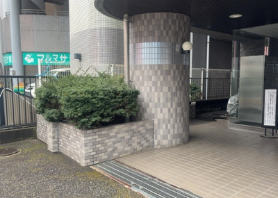 【中庭】 | ライオンズマンション相模原第７ | 中庭（パティオ）とは、一つの建築物の内部に設けられた、壁などで囲われている庭のことを指します。コの字型、ロの字型が主流ですが、L字型の中庭もあります。最近では、インテリア性の高さからも人気があります。