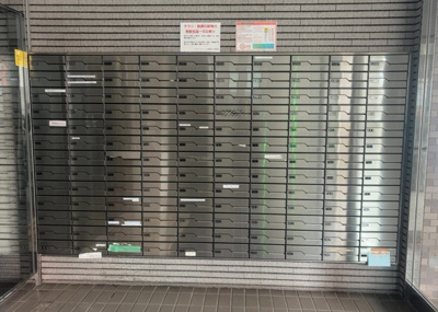 【設備】 | ライオンズマンション相模原第７ | エントランス付近に設置されている集合ポストは、住んでいる部屋と離れているため、ポストをあさるなど誰かに何かされていても被害に気づきにくいです。入居する時には他人に特定されにくい番号で鍵をかけましょう！