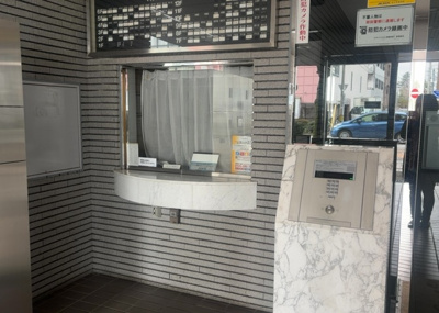 【受付】 | ライオンズマンション相模原第７ | 受付はマンションコンシェルジュがいる場合もあれば、管理人が滞在する小部屋を総称して呼ぶことがあります。主にエントランスに設置されていることから、防犯面でも期待ができます。防犯設備がない場合はより安心！