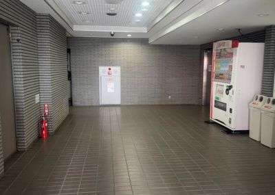 【ロビー】 | ライオンズマンション相模原第７ | ラウンジは、マンションの共用スペースに椅子やテーブルなどを配置した利用者が寛げる空間です。屋内型ラウンジと屋外型ラウンジがあります。共用部分の管理状況と合わせて、詳細については現地でご確認ください。