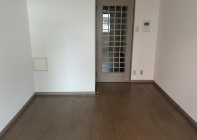 【居間・リビング】 | ライオンズマンション相模原第７ | 直線タイプはLとDKを一直線に並べた形で対面キッチンのタイプです。一般的なのでよく見かけるかもしれません。直線タイプに似た直接アイランドタイプは、キッチンとダイニングの間に壁がない分広く感じられます。