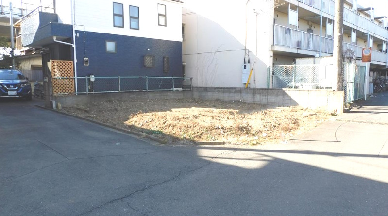 敷地面積23坪　売地　川越市的場の前面道路含む現地写真|北東角地！北側４ｍ公道に６．３ｍ接道、東側４ｍ公道に１０．７ｍ接道！お車の出し入れがラクラクです♪