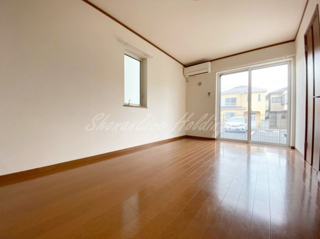 クレール久里浜　B棟の居間・リビング|広々12帖のリビング