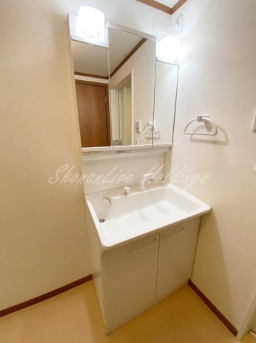 クレール久里浜　B棟の独立洗面台|3面鏡タイプの収納豊富な独立洗面台