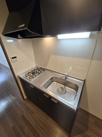 ウエストドリーム桂川のキッチン|システムキッチン。2口コンロ完備で自炊派も納得の調理スペース