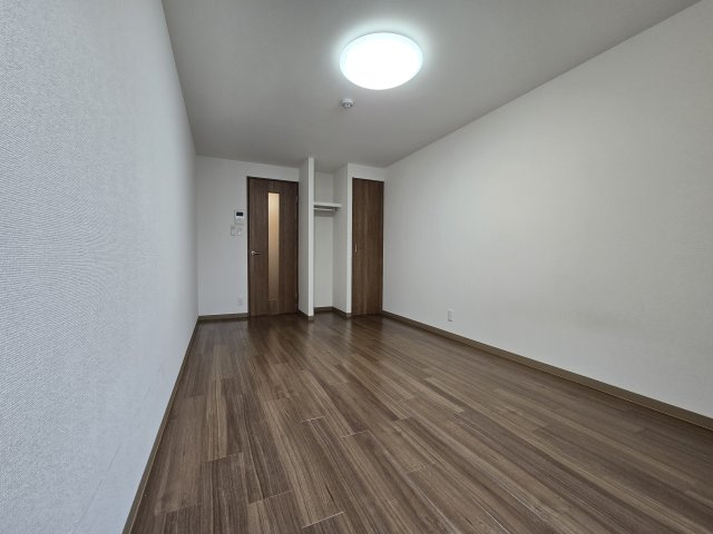 ウエストドリーム桂川の居間・リビング|高速インターネット1Gbps無料。エアコン完備の明るい洋室