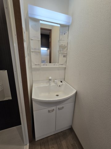 ウエストドリーム桂川の洗面所|独立洗面化粧台。浴室乾燥機付きで雨の日の洗濯も安心な水回り