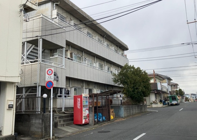 【外観】 | サンアベニューめじろ台 | 外観はマンション管理がされているかの目安になります。築年数が古いと、壁面は劣化してひび割れが生じることも！建物が古びていても細かいところが修繕されていると、きちんと管理されているなぁと感じるでしょう。