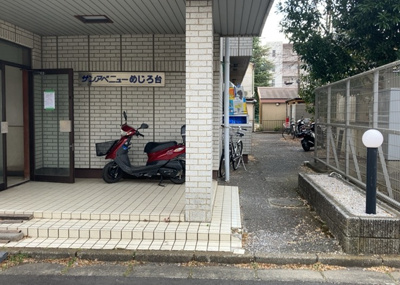 【駐輪場】 | サンアベニューめじろ台 | マンションの駐輪場は、事前に空きがあるか確認を取ると安心です。せっかく入居したのに駐輪スペースがない！なんてことになったら大変ですよね。そこで、内見時や購入前にはまず事前に確認しておくと良いでしょう。