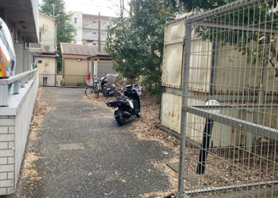 【駐車場】 | サンアベニューめじろ台 | 車一台あたりに必要なスペースは、標準サイズの普通自動車で横幅2m50cm、長さ5mは必要になります。ただし、乗降のことも考慮して横幅3m30cm、長さ5m50cmほどは確保できるところを選びましょう。