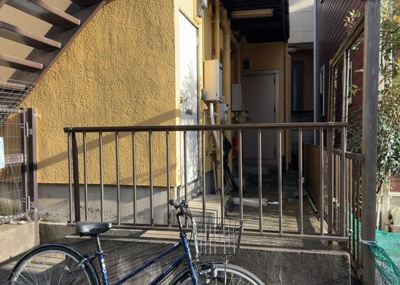 【外観】 | アパート | 土地の形が極端に長細かったり、狭小地、あるいは道路との高低差がある傾斜地だった場合、後々売ろうとしても買い手がつかない場合もあります。後々、売却することになった時に価値の下がらない土地を選びましょう。