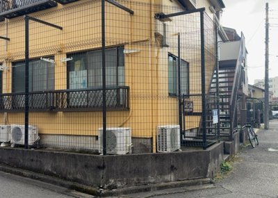 【外観】 | アパート | 家を建てる場合、方位は要チェックです。現実的に日当たりのよい家ならばリビングは南側、建築基準法でも北側に当たる家への配慮は求められています。土地を見学に行く際は、方位磁針を持って行くようにしましょう。