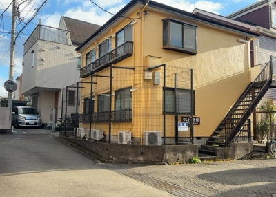 【外観】 | アパート | 家を建てる前提で土地を探している場合、地盤の丈夫さは譲れない条件の一つです。地盤が脆弱だと追加工事が必要となります。また、過去に地盤沈下や液状化現象を起こした土地は、できるだけ避けた方がいいでしょう。
