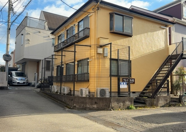 【外観】 | アパート | 家を建てる前提で土地を探している場合、地盤の丈夫さは譲れない条件の一つです。地盤が脆弱だと追加工事が必要となります。また、過去に地盤沈下や液状化現象を起こした土地は、できるだけ避けた方がいいでしょう。