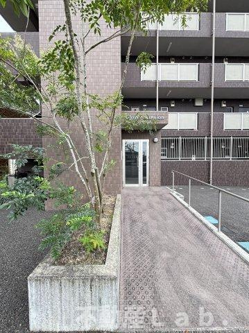 クローバーマンションのエントランス