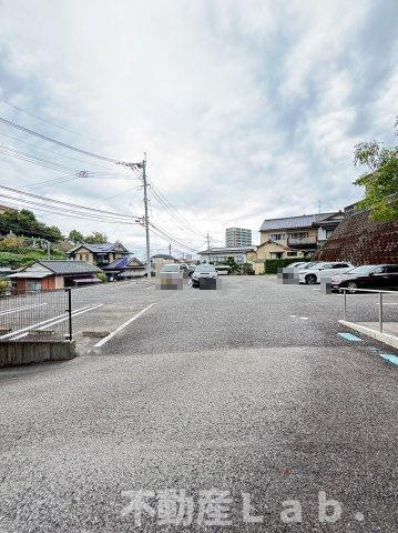 クローバーマンションの駐車場