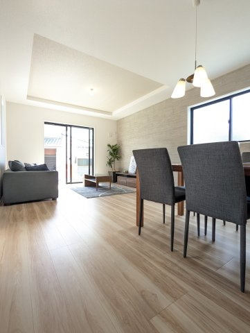 水戸市元吉田町　14期の居間・リビング|リビングの写真です。大きな窓があり陽射しが差し込みます。お子様の目を離すことなく片付け・お料理ができ安心です～♪