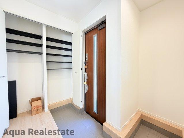 高松市前田西町の新築一戸建の玄関|収納もある玄関です