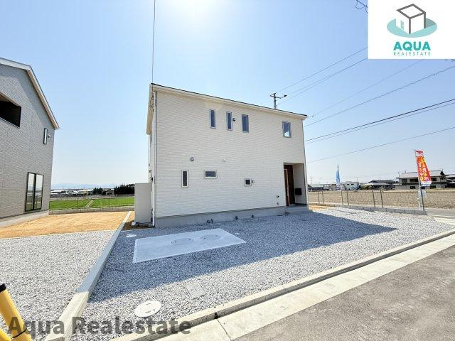 高松市前田西町の新築一戸建の居間・リビング|お料理しやすいキッチンです