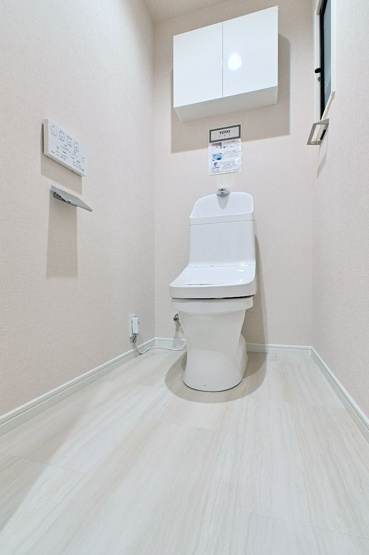 【トイレ】 | エバーライフ春日公園 | いつも綺麗に清潔に！ウォッシュレット付きトイレです。上部には収納を設置◎