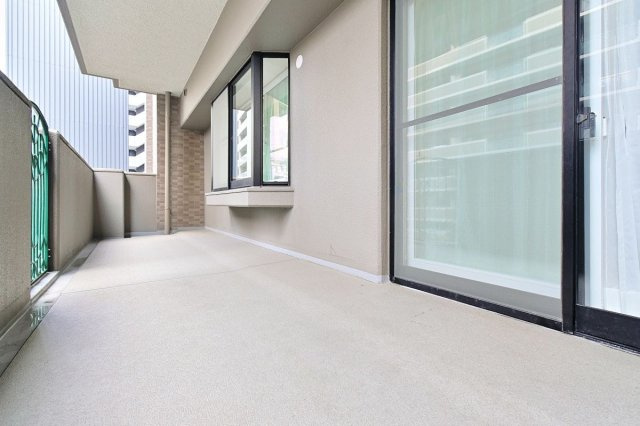 【バルコニー】 | エバーライフ春日公園 | 南西向きのバルコニーは陽当り良好で、たっぷりのお洗濯物もよく乾きます