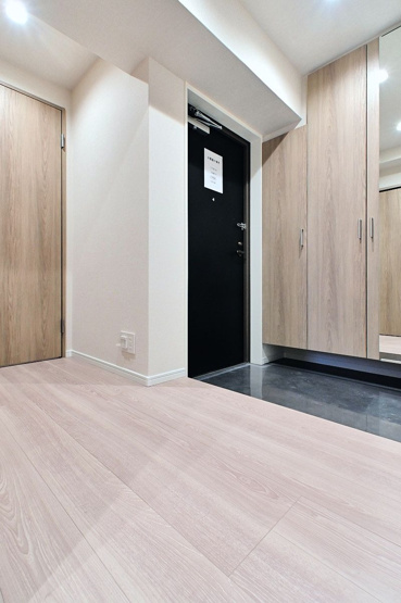 【玄関】 | エバーライフ春日公園 | 玄関には収能力の高いシューズボックスと姿見までセットされています