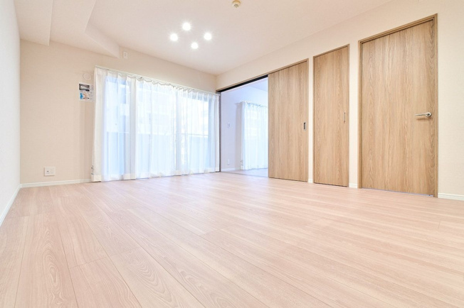 【居間・リビング】 | エバーライフ春日公園 | 南西向きの明るいリビングは、ご家族がリラックスできる心地よい空間に仕上がっています。