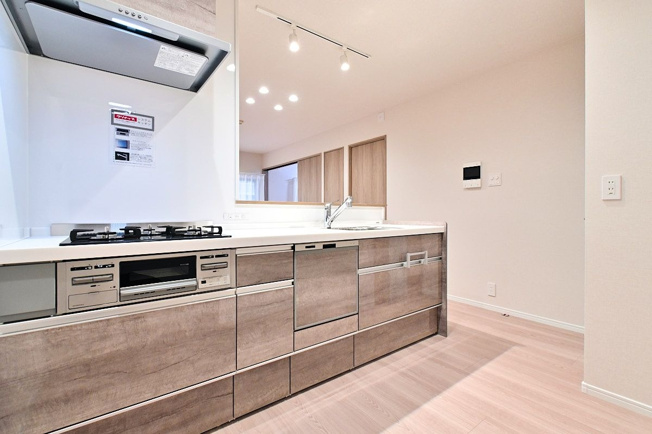 【キッチン】 | エバーライフ春日公園 | お料理をしながら会話を楽しめるカウンターキッチンです。食洗機付きで後片付けも楽々