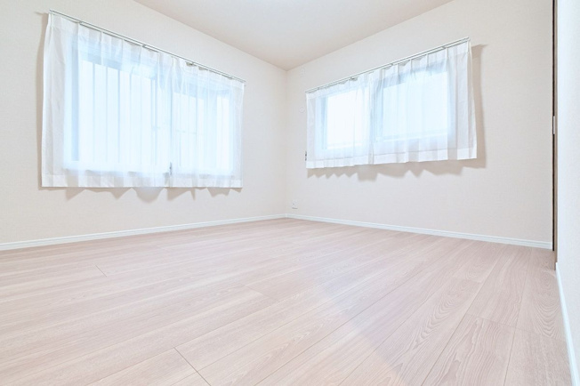 【洋室】 | エバーライフ春日公園 | 7.5帖の洋室。2面窓から室内に多く光を取り入れております。景色も広く見えるので開放感があります