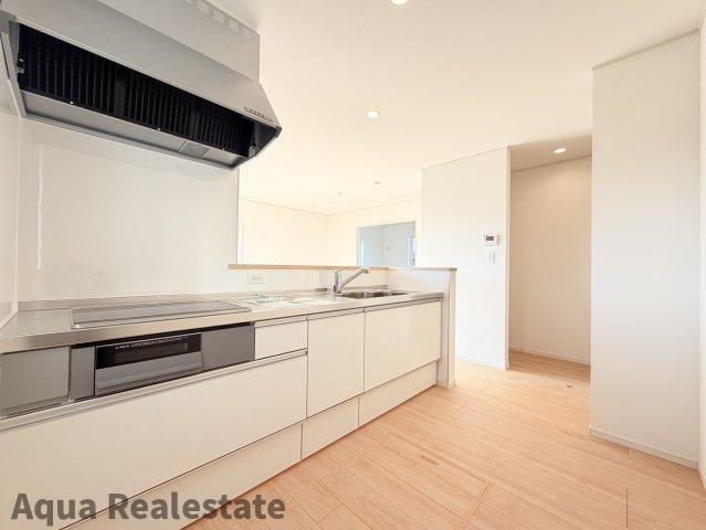 高松市前田西町の新築一戸建の居間・リビング|お料理しやすいキッチンです