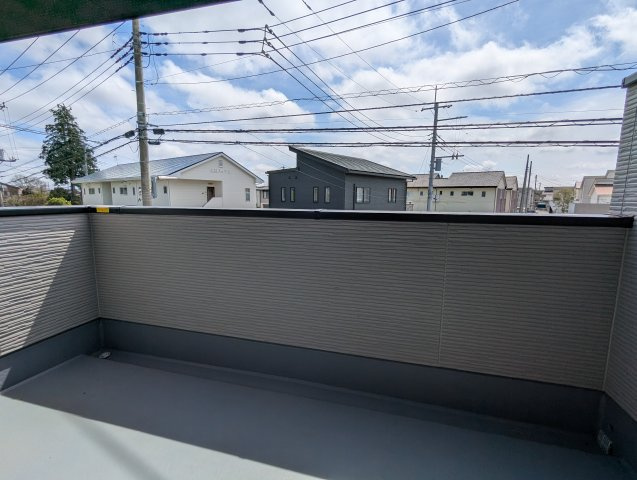 水戸市元吉田町　14期のバルコニー|暖かな日差しのふりそそぐ広々ルーフバルコニー、たくさんの洗濯物が干せます～