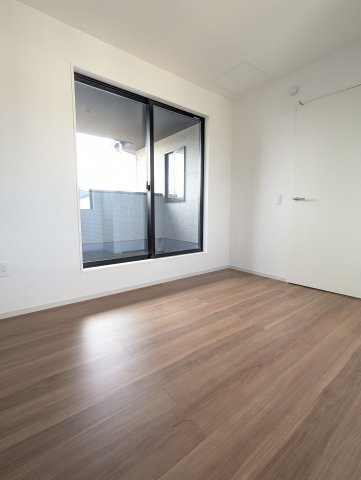 水戸市元吉田町　14期の洋室|バルコニーに面したお部屋は照明を点ける時間が少なくて済むので省エネに繋がります。