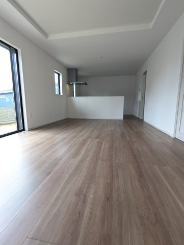 水戸市元吉田町　14期の居間・リビング|リビングの写真です。大きな窓があり陽射しが差し込みます。お子様の目を離すことなく片付け・お料理ができ安心です～♪