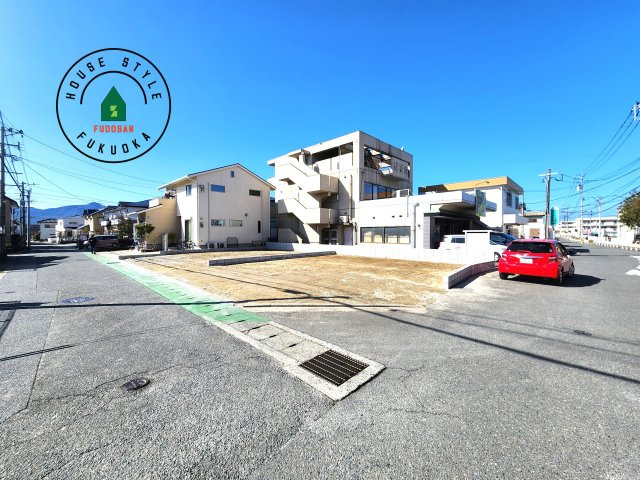 福岡市早良区野芥7丁目第5-2棟（2号棟）の前面道路含む現地写真|前面道路は閑静な住宅地をはしる車通りの少ない道路。お車の出し入れが苦手なママや小さなお子様にも安心ですね。しっかり舗装もされているので、ベビーカーや自転車で通っても快適に通行できます。