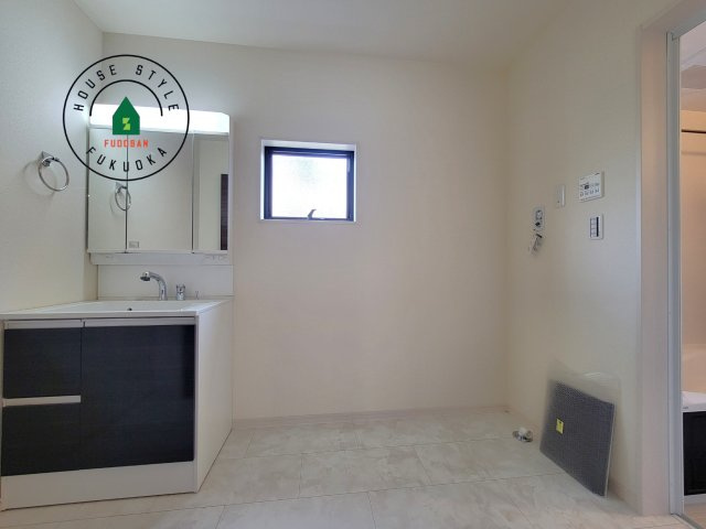 福岡市南区鶴田1丁目第1-4棟（3号棟）の内観：施工例|ゆとりの洗面スペースで朝の身支度もスムーズに。暮らしを快適に変えるシャワー付洗面台です！