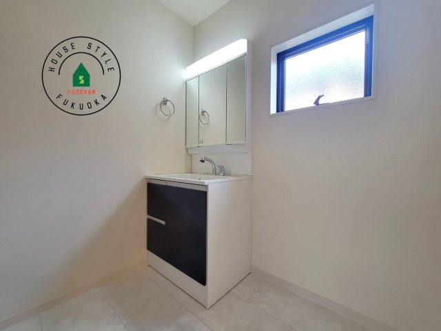 福岡市南区鶴田1丁目第1-4棟（3号棟）の内観：施工例|毎日使うものだから清潔な空間を保ちたい水回り。洗面にはそんな願いを解消させてくれる収納アイデアが満載です。三面鏡の裏側にはキャビネットが現れ小物から背の高い物まで収納できます。